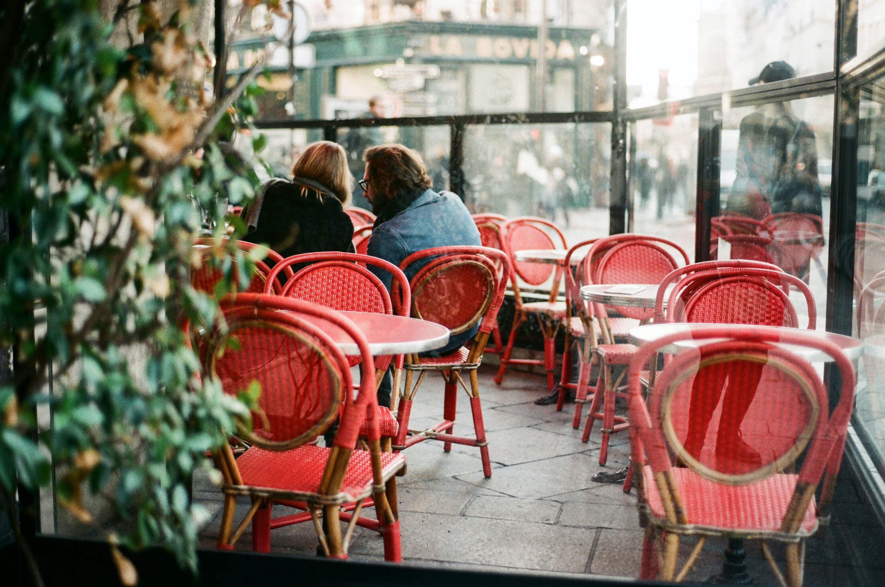 Réouverture des bars, cafés et restaurants: vers la fin de la vague ?